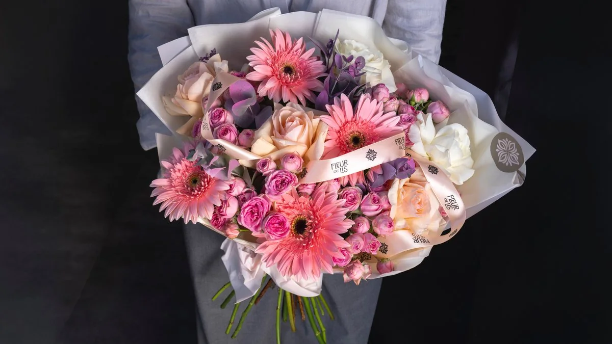 «Blooming Grace» — розовые герберы, кустовые розы и гвоздики