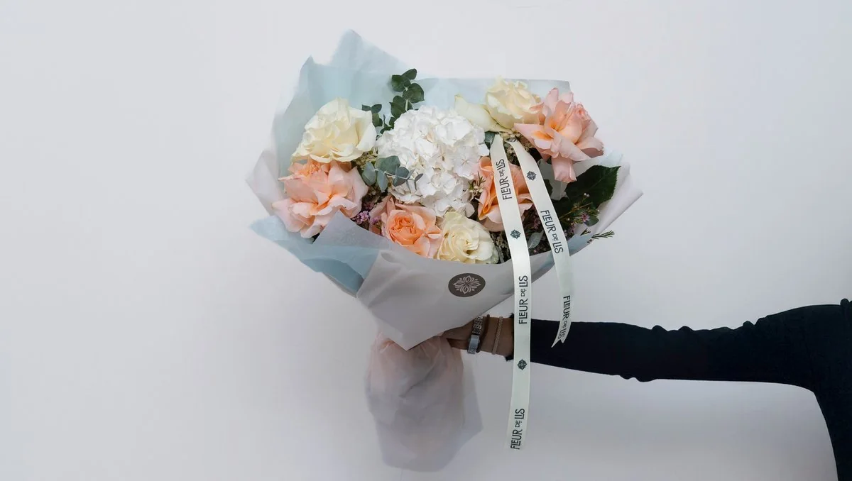 «Peachy Charm» — персиковые розы и гортензия