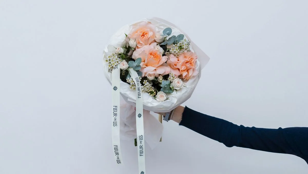 «Sweet Petals» — персиковые розы с голубой лентой