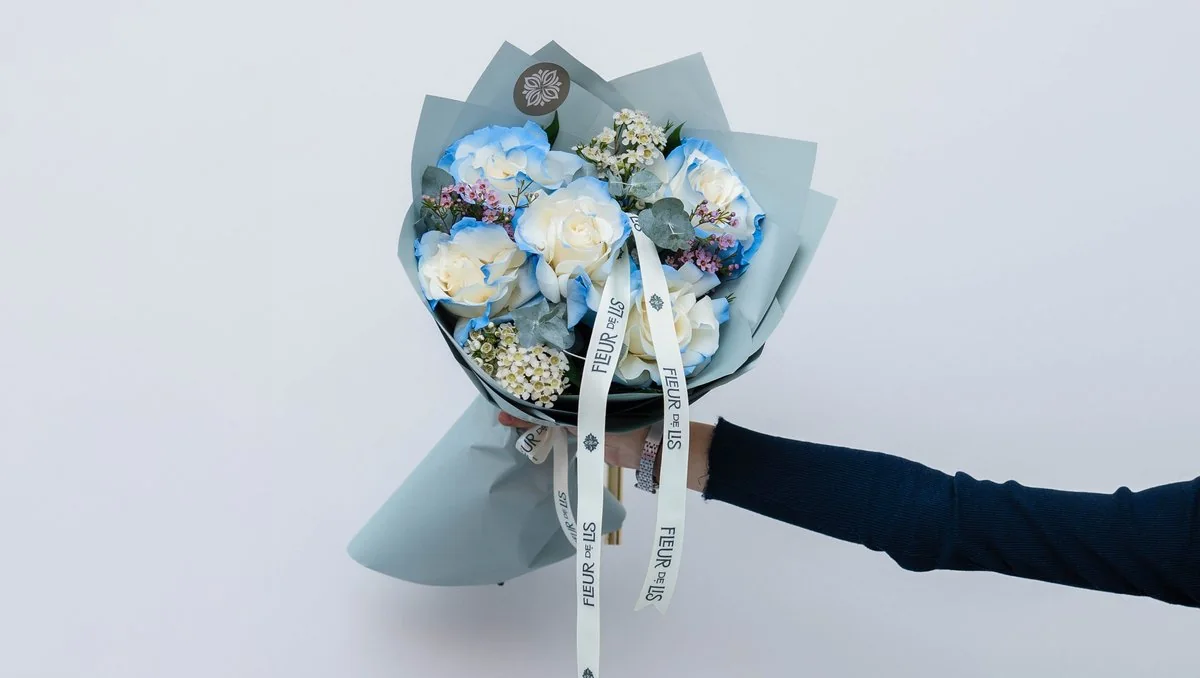 «Blue Elegance» — голубые и белые розы в голубой упаковке