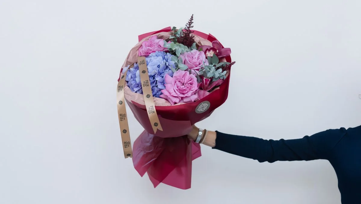 «Floral Poetry» — гортензия и розы в бордовой упаковке