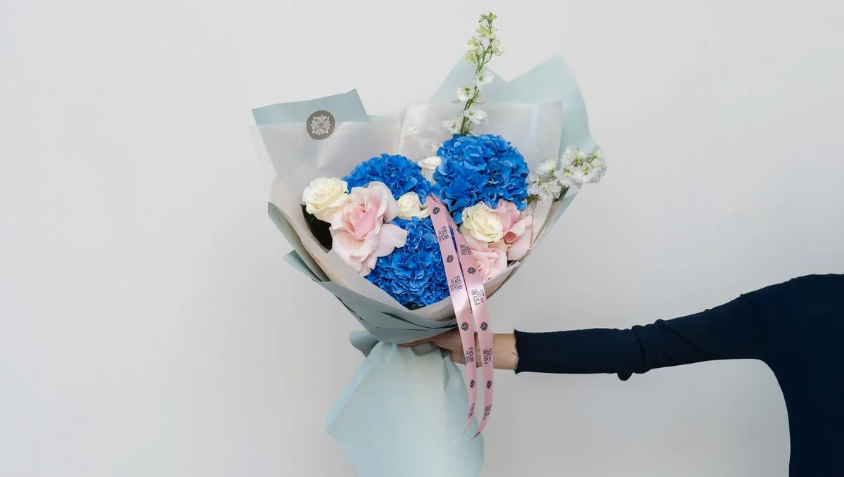 «Sky Bloom» — синяя гортензия с розовыми розами