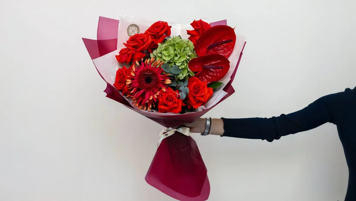 «Red Passion» — красные розы, антуриумы и зелёная хризантема