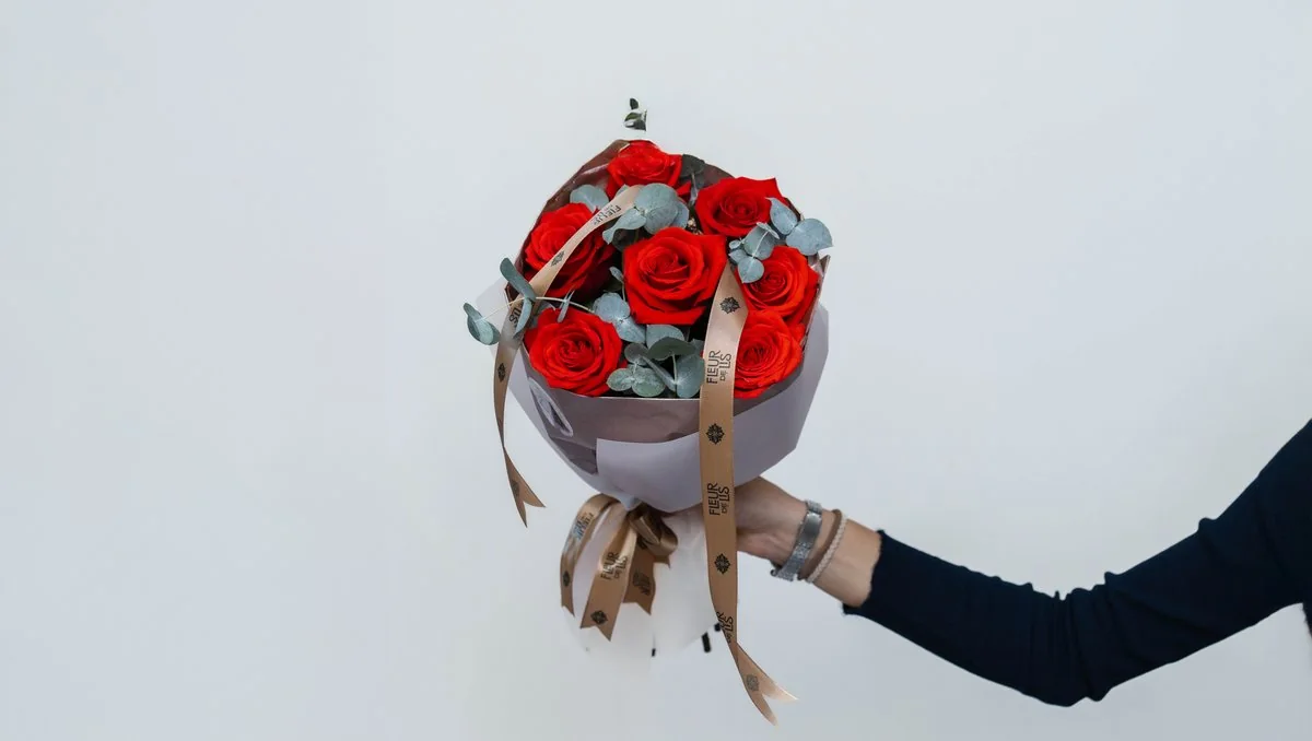 «La Rose Flamme» — красные розы с эвкалиптом