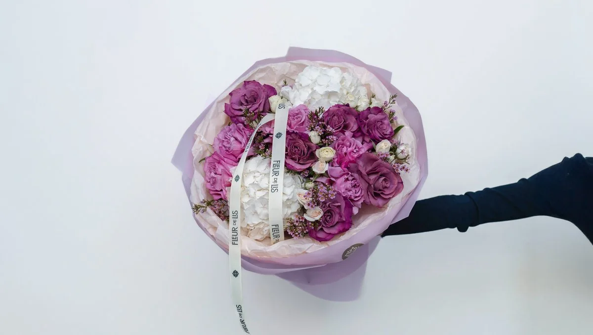 «Royal Grace» — сиреневые розы и белая гортензия