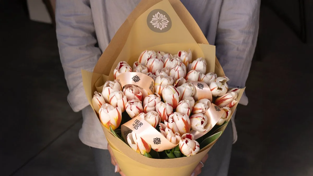 «Tulip Kiss» — тюльпаны в персиковой бумаге