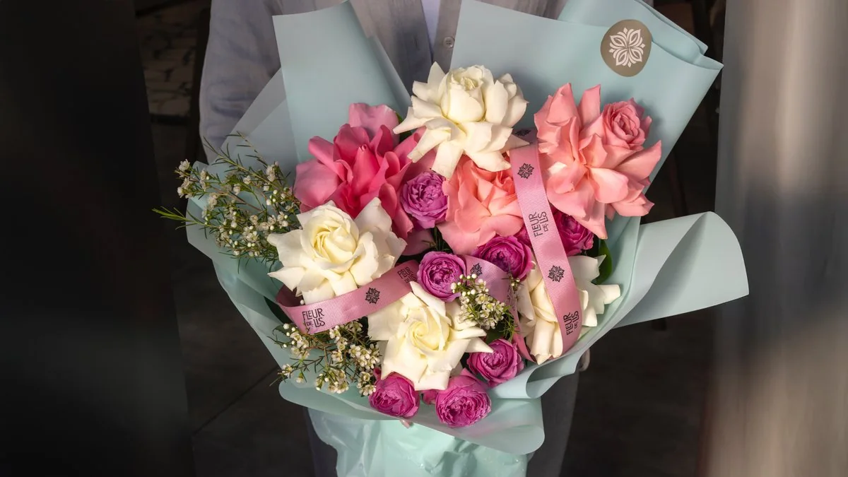 «Floral Breeze» — розы и хризантемы в мятной упаковке