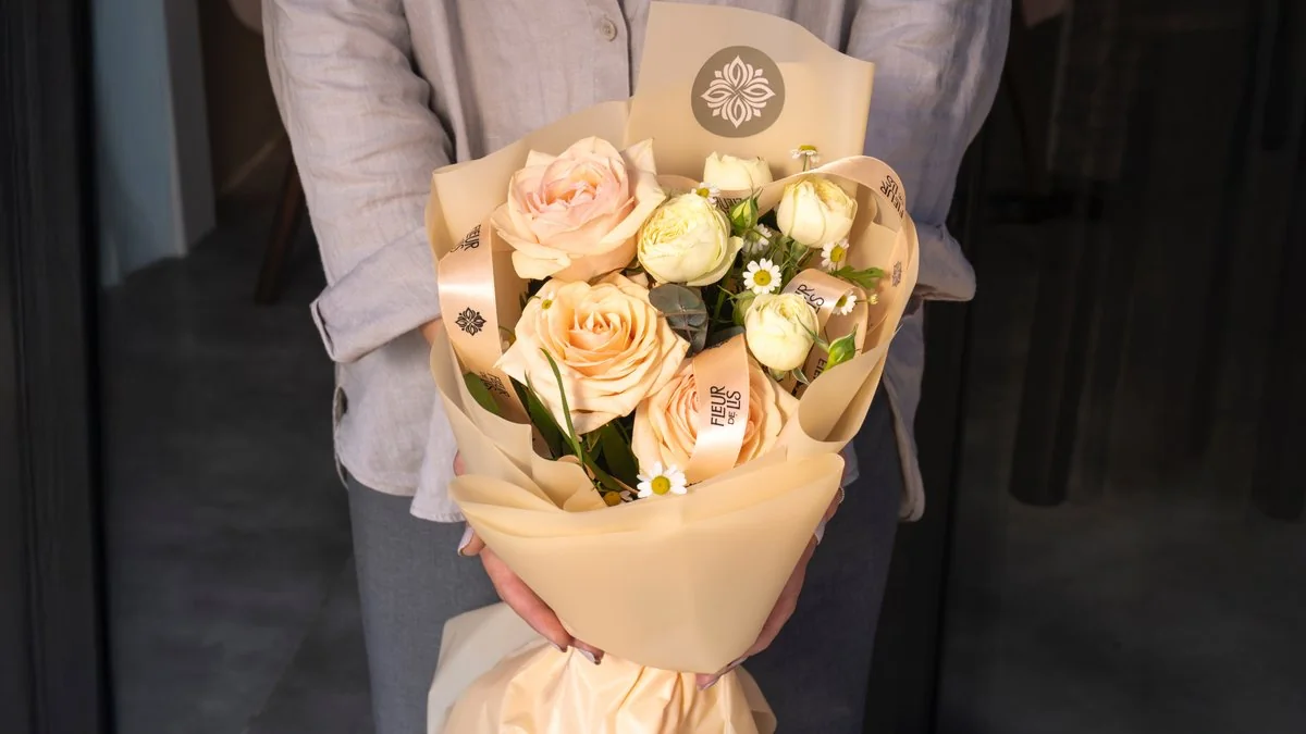 «Chic & Blooming» — кремовые и персиковые розы