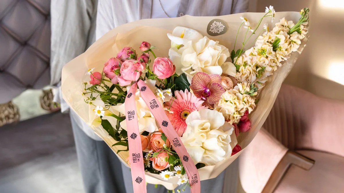 «Elegant Bloom» — розовые розы, лилии и маттиола в кремовой бумаге